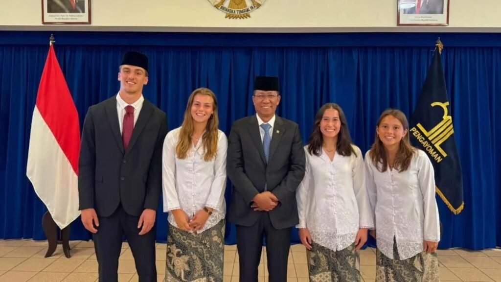 Menkum Supratman Pimpin Pengambilan Sumpah WNI Atlet Sepak Bola Mauro Zijlstra
