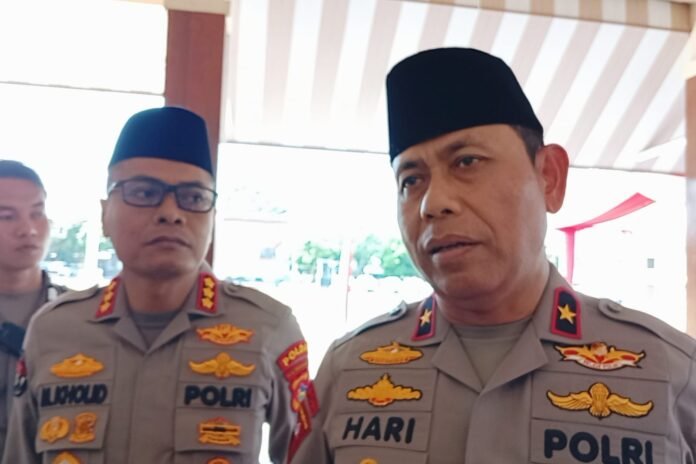 Wakapolda NTB, Brigjen Hari Nugroho (kanan), didampingi Kabid Humas Polda NTB, Kombes Pol Mohammad Kholid saat memberikan keterangan kepada media, Minggu (31/8/2025). (Suara NTB/mit)