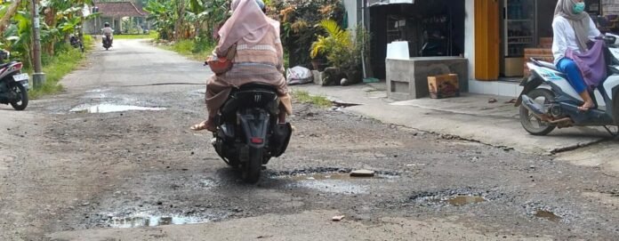 DPRD Lobar Kritik Kondisi Jalan Rusak, Gelap dan Kumuh di Perkampungan Lingkar Kantor Bupati