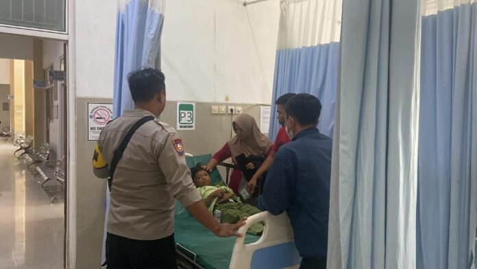 Murid SDN 1 Desa Selat Kecamatan Narmada Lombok Barat saat dilarikan ke Puskesmas terdekat pada Rabu (3/9/2025) siang. (suarantb.com/ist)