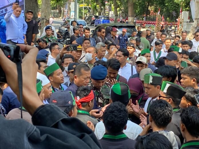 Gubernur NTB Temui Massa Aksi, Janji Sampaikan Tuntutan ke Pusat