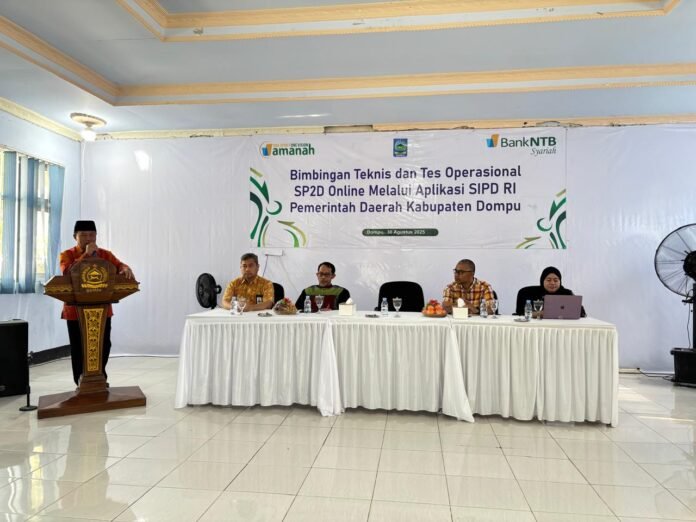 Sekda Dompu, Gatot Gunawan PP, SKM, MMKes saat membuka kegiatan bimtek SP2D Online melalui aplikasi SIPD di Gedung PKK Dompu. (Suara NTB/ist)