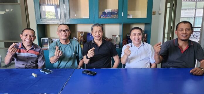 Foto : dari kiri ke kanan ; Nasrin H. Muhtar, H. Agus Mulyadi, H. Hasmudin, Lalu Rizvi, Lalu. Karman Lutfi