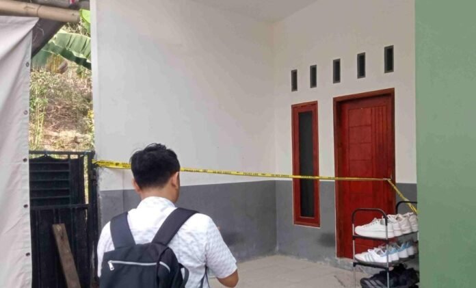 Kematian Korban Masih Misteri, Rumah Brigadir Esco Dipasang Garis Polisi