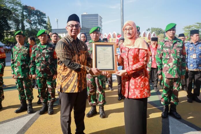 Kemenkum NTB Serahkan Sertifikat Hak Cipta Bros Mutiara Gerbang Sangkareang