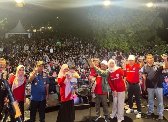 Bupati Lobar H. Lalu Ahmad Zaini bersama Wabup Hj Nurul Adha dan jajaran saat acara Car Free Night. CFN ini yang digelar Pemkab diklaim salah satu program mendorong penurunan kemiskinan.