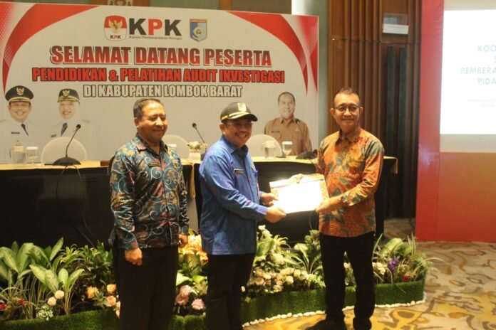Bupati Lobar H. Lalu Ahmad Zaini menutup kegiatan Diklat Audit Investigasi pada Aparat Pengawas Internal Pemerintah (APIP) menggandeng KPK.