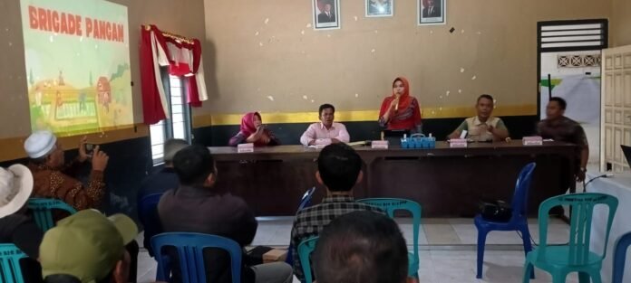 Kadistan Lobar Hj. Damayanti Widyaningrum sosialisasikan program inovasi Brigade dan Siketan pada petani Millenial di desa Banyu Urip.