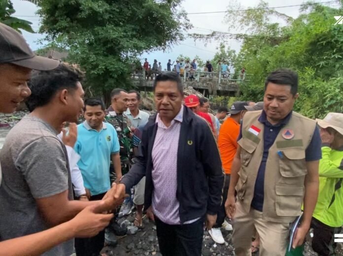 Bupati Lotim H. Haerul Warisin, Jumat (19/9) menjelang petang meninjau jembatan putus akibat banjir bandang di Apitaik. (suarantb.com/rus)