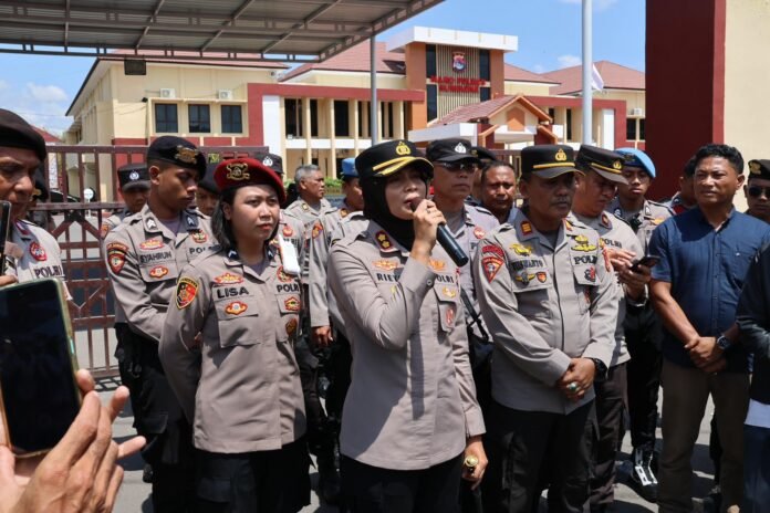 PENJELASAN - Kapolres Sumbawa, AKBP Marieta Dwi Ardhini saat memberikan penjelasan kepada para massa aksi yang menolak tambang ilegal di kecamatan Lantung. (Suara NTB/ist)