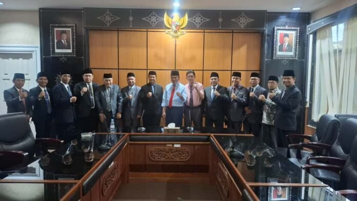 Foto bersama dengan Kepala Kanwil Kemenag NTB H Zamroni Aziz usai pelantikan H. Najamuddin, M.Pd sebagai Kepala Kemenag Kabupaten Dompu. (Suara NTB/ist)