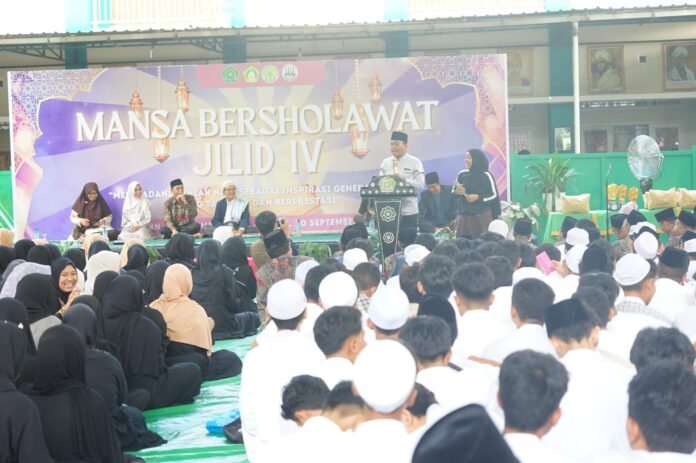 Kakanwil Kemenag Provinsi NTB, H. Zamroni Aziz, SH.I, MH saat memberikan sambutan di acara peringatan Maulid Nabi Muhammad SAW di MAN 1 Mataram Sabtu (20/9/2025).(Suara NTB/ist)