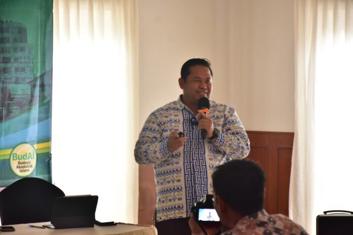 Kadiskes Provinsi NTB Dr. Lalu Hamzi Fikri saat menyampaikan materi hipnosis dan implementasinya dalam praktik medis di Seminar CME UNISSULA, Minggu 21 September 2025. (suarantb.com/ist)