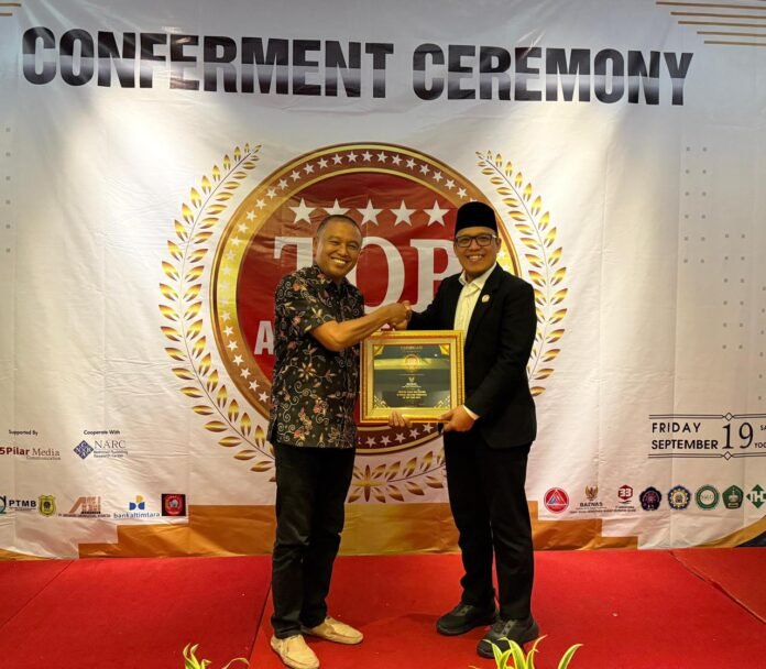 Ketua BAZNAS Provinsi NTB, Dr. Lalu M. Iqbal Murad, MA dalam acara penganugerahan Top Achievement Award dalam kategori Trusted Zakat Institution in Social Welfare Programs of The Year. Jum'at 19 September 2025 di Hotel Sahid Yogyakarta.