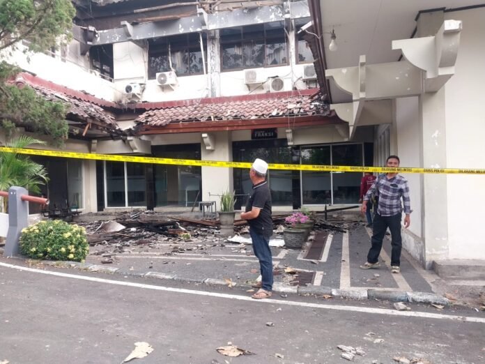 Puing Kebakaran Kantor DPRD NTB akan Dilelang untuk Dibongkar