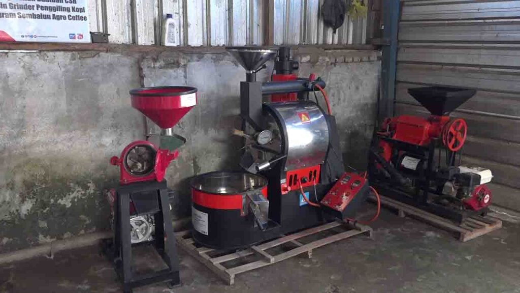 Mesin pengupas kulit kopi, mesin roasting dan mesin penggiling CSR dari Pertamina untuk kelompok tani kopi Lunaco. (suarantb.com/Alfan)