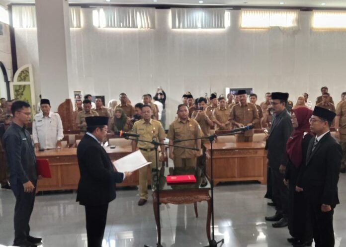 Bupati LAZ Lantik Tiga Kepala OPD Lobar, Tekankan Kreatif di Tengah Keterbatasan Fiskal dan Harus Kerja Nyata