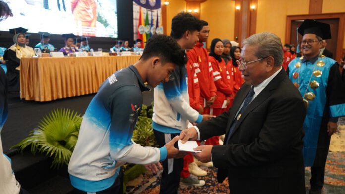 Gelar Wisuda Ke-10, Undikma Berikan Penghargaan Atlet Peraih Medali Pomnas, Pengukuhan Guru Besar, dan Hadiah Umrah