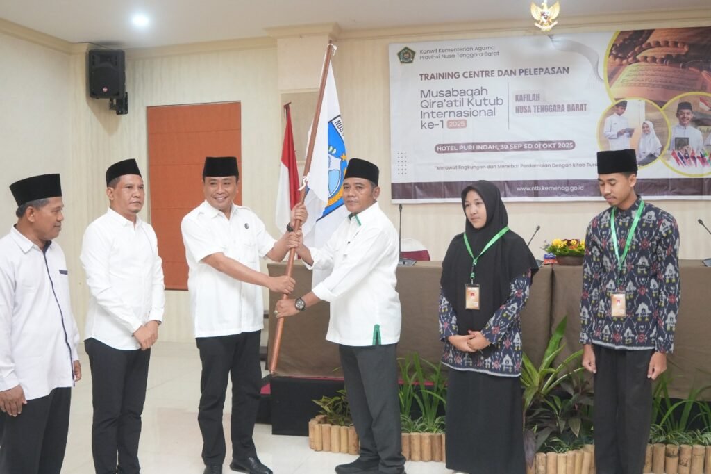 LEPAS- Kepala Kanwil Kemenag NTB secara resmi melepas Kafilah Musabaqah Qiraatil Kutub Nasional (MQKN) Tahun 2025, Selasa 30 September 2025 (Suara NTB/ist)