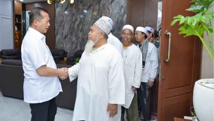 Gubernur NTB H. Lalu Muhamad Iqbal menerima silaturahmi tuan guru di Kantor Gubernur NTB, Kamis (30/10/2025). (Suara NTB/ist)