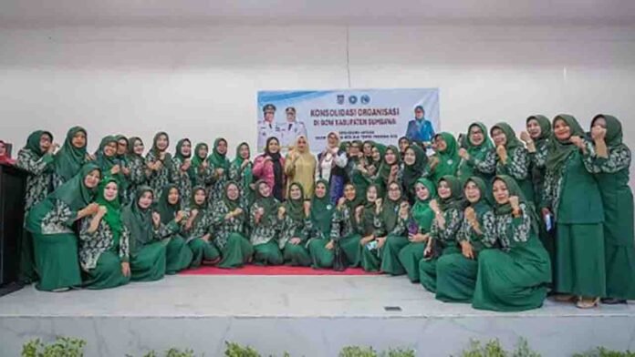 Wagub Hj. Indah Dhamayanti Putri membuka kegiatan Konsolidasi Organisasi GOW Kabupaten Sumbawa yang dirangkaikan dengan kerja sama antara  BKOW dan TP PKK Provinsi NTB,  di Sumbawa, Kamis (30/10/2025). (Suara NTB/ist)