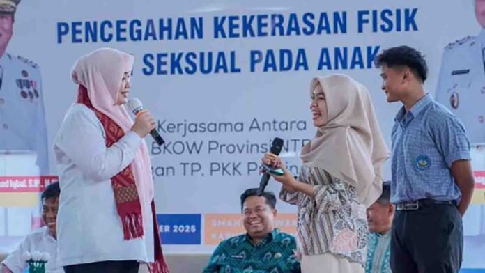 Wagub Hj. Indah Dhamayanti Putri menjadi narasumber pada kegiatan “Pencegahan Kekerasan Fisik dan Seksual pada Anak serta Pendewasaan Usia Perkawinan” di SMA Negeri 1 Taliwang, KSB, Kamis (30/10/2025). (Suara NTB/ist)