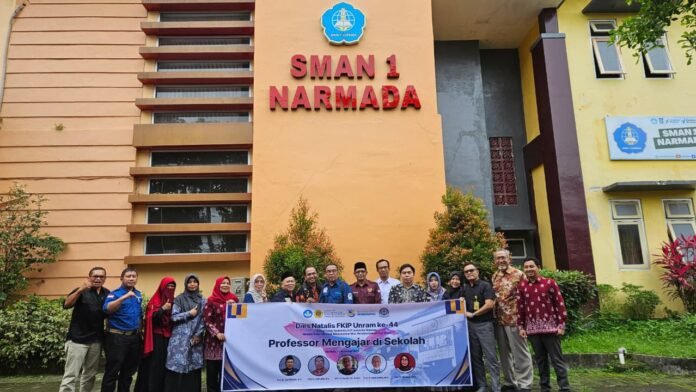 Dies Natalis Ke-44, FKIP Unram Guncang SMAN 1 Narmada Lewat Program “Profesor Mengajar di Sekolah”