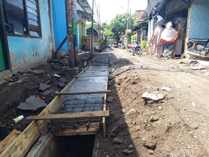 Jalan Lingkungan Karang Kemong Mulai Dikerjakan