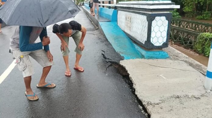 Jembatan Rp6,2 Miliar di Rade Diduga Retak Sebelum Diresmikan