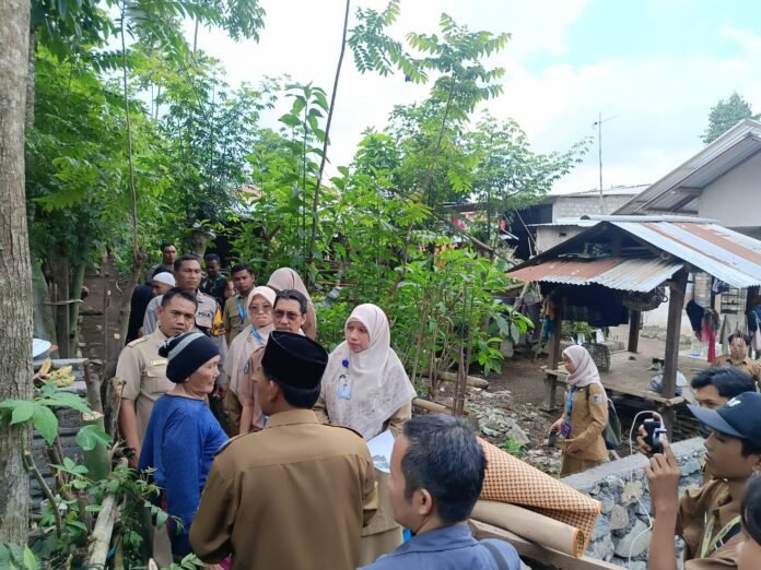 Tinjau Pembangunan RTLH, Wabup Temukan 16 Jiwa Tinggal di Satu Gubuk Reyot
