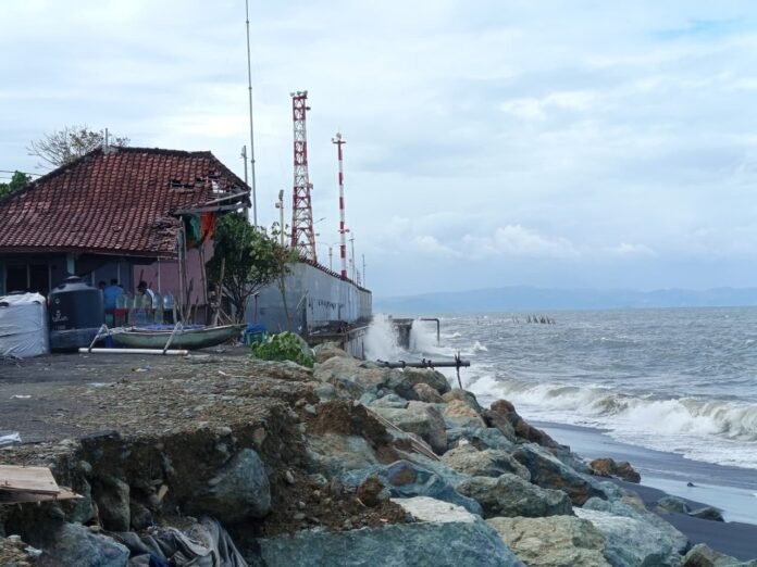 Abrasi Jadi Ancaman Tahunan, Warga Ampenan Menanti Tanggul Permanen