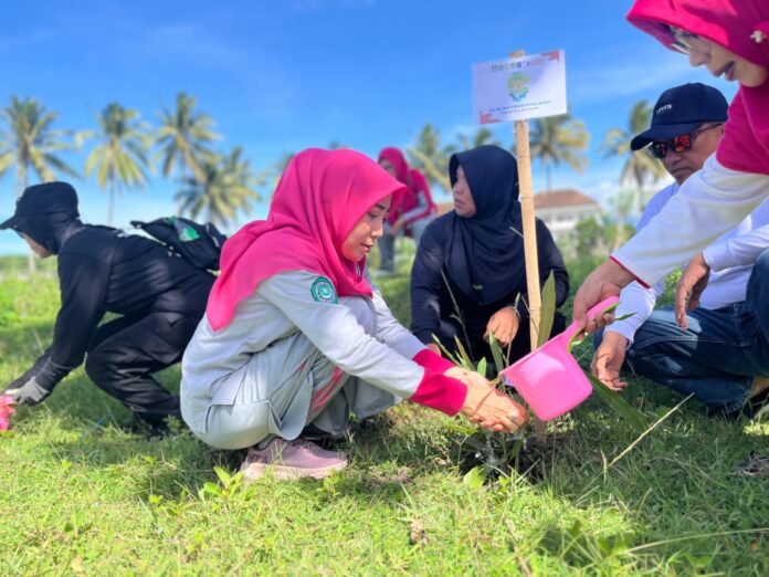Bersama Santri, Pimpus Muslimat NW Gelar Tanam Pohon Massal