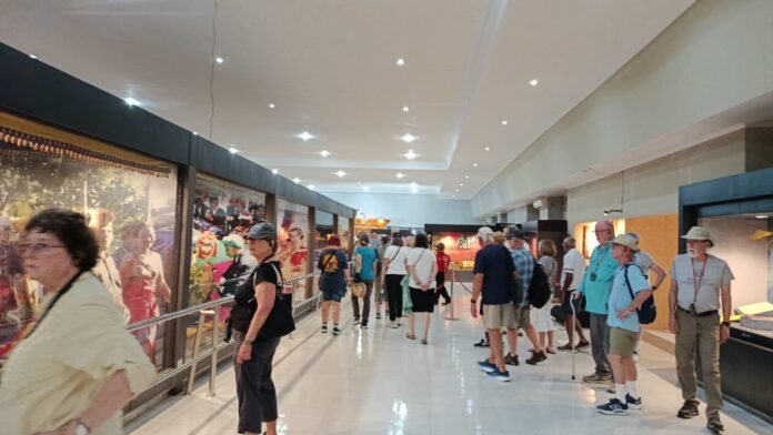 80 Wisatawan Kapal Pesiar Viking Orion Jelajahi Kekayaan Budaya di Museum NTB