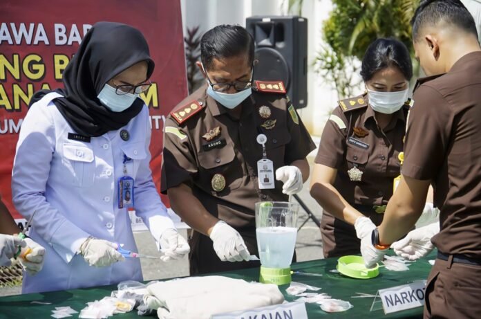 Kejari KSB Musnahkan 37 Barang Bukti Perkara Inkrah