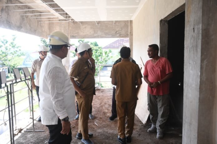 Inspeksi Proyek Kantor DPRD, Wabup Lombok Utara Ingatkan Kontraktor Soal Tenggat Waktu Penyelesaian