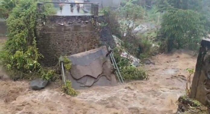 Jembatan Aik Beta Putus Diterjang Banjir, 150 KK Terisolir