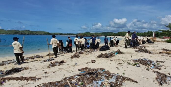 Dukung Wisata Bersih, Mahasiswa dan Civitas Poltekpar Lombok Bersihkan Kawasan Tanjung A’an