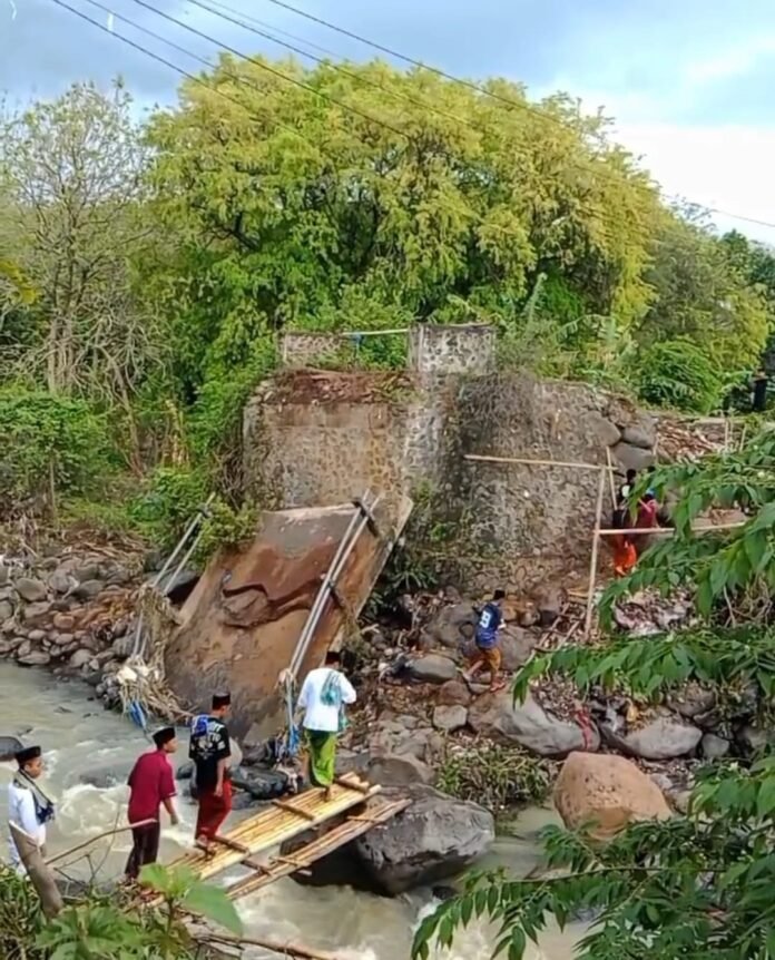 Melintasi Jembatan, Warga Aik Beta Bangun Jembatan Seadanya