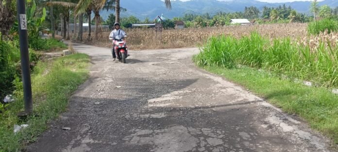 Dekat dengan Ibu Kota Lombok Barat, 5 Kilometer Jalan Rusak di Desa Tempos Gerung Butuh Perhatian Pemerintah