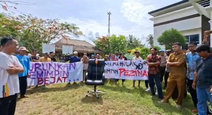 Warga Desa Jenggala Unjuk Rasa Desak Kades Mundur