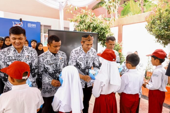 Peringati Hari Guru Nasional, BRI Peduli Beri Apresiasi dan Salurkan Bantuan di SDN Sukamahi 02 Megamendung