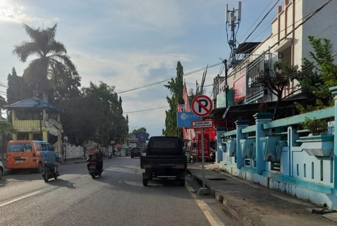 Meski Rambu Larangan Parkir Terpasang, Sejumlah Pengendara Abaikan Aturan di Jalan Satu Arah Kota Bima