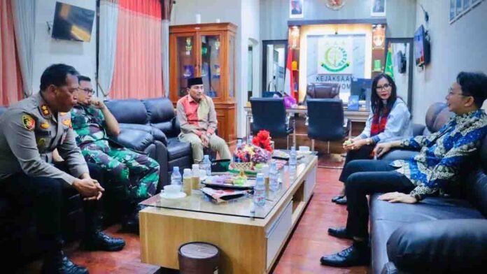 Kajari Dompu, Lusiana Bida saat disambut kehadirannya di Kejari Dompu, Kamis (6/11/2025) malam.