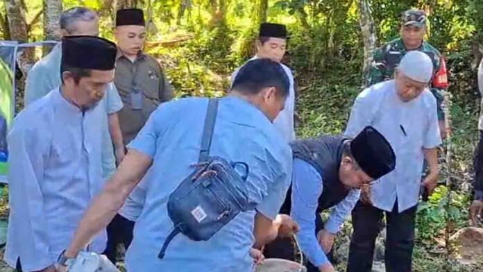Bupati Najmul Akhyar, membangun rumah warga dusun Gangga melalui program Jubah-non APBD. (suarantb.com/ist)
