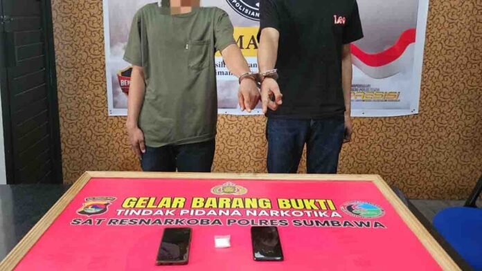 Tampak kedua pelaku saat diamankan di Mapolres Sumbawa. (suarantb.com/ist)