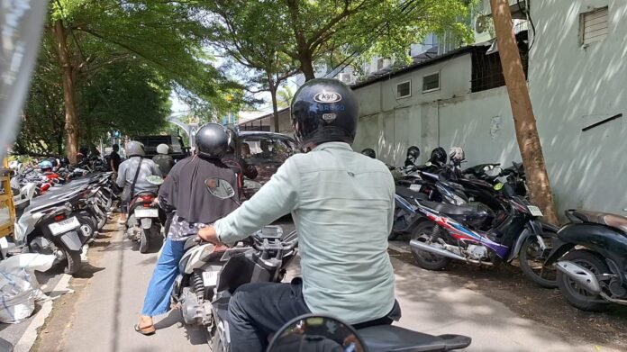 Parkir di Dua Sisi Bahu Jalan  Jadi Biang Kemacetan