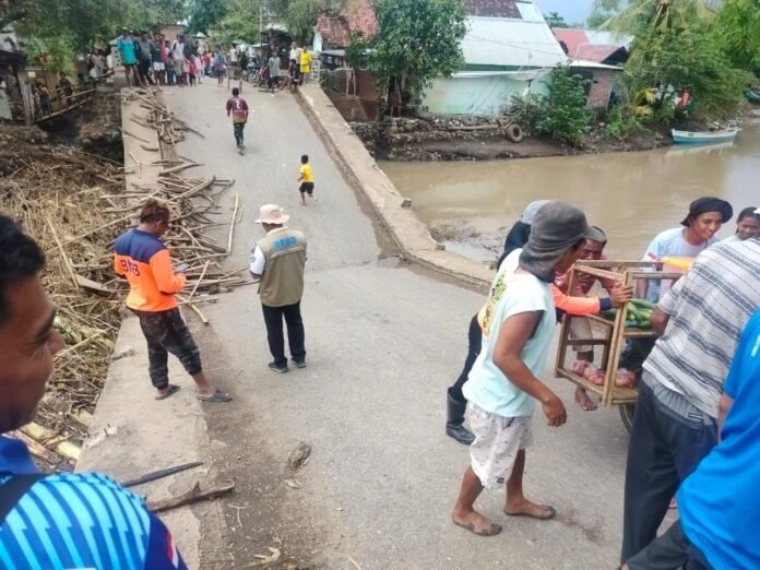 Sejumlah Wilayah di Bima Diterjang Banjir dan Longsor, Jembatan Penghubung Desa Nggembe Putus
