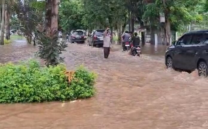 Jalan Amblas, Jalur Menuju Kawasan Senggigi Langganan Banjir akibat Sampah