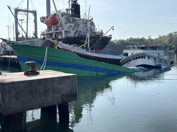 Kapal Bermuatan 750 Ton Beras Bulog Karam di Labuhan Badas