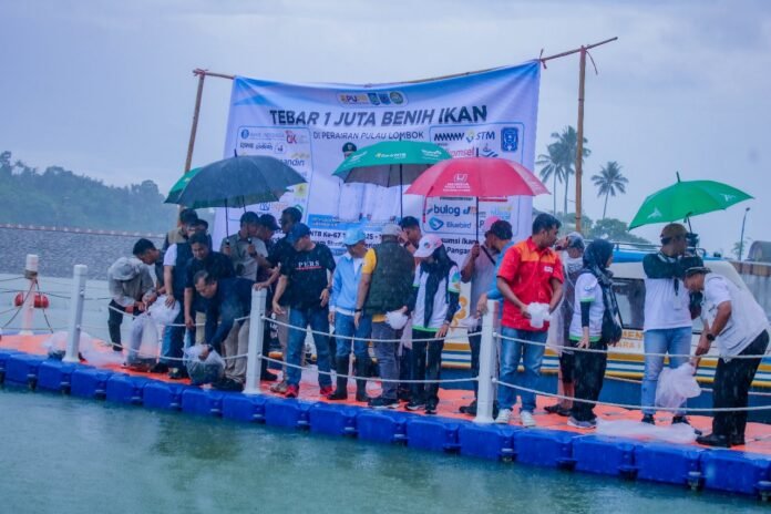 Perkuat Pangan Masyarakat, Gubernur NTB Lepas Satu Juta Ikan di Perairan Lombok